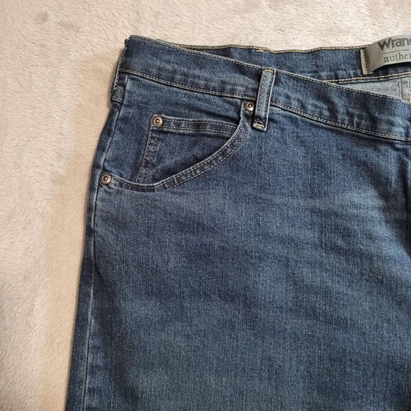 Wrangler Authentics Jeans Mens 42x32 Blue Med Wash Relaxed Straight Stretch - Picture 3 of 11